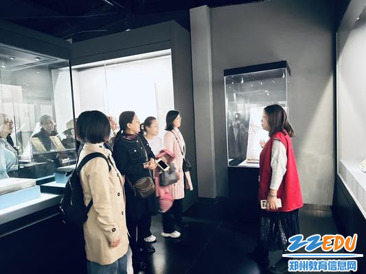 郑州市第六初级中学退休教师谢岩作为志愿者讲解员带大家欣赏砖雕艺术 郑州市第六初级中学退休教师谢岩作为志愿者讲解员带大家欣赏砖雕艺术