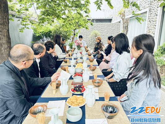 海沉逸品非遗传承中心茶艺讲师懿洁为大家展示讲解宋人四艺之一“点茶” 海沉逸品非遗传承中心茶艺讲师懿洁为大家展示讲解宋人四艺之一“点茶”