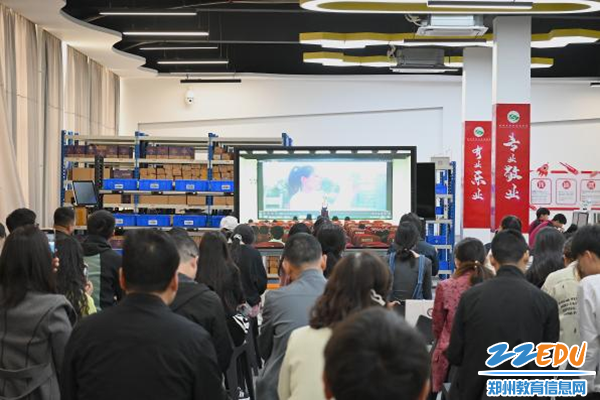 辅导教师在观摩室观看_副本