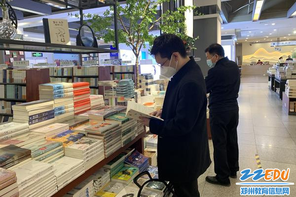 学校组织教师挑选书籍