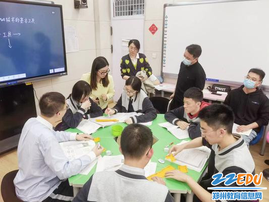 学生动手模拟操作限制酶切割DNA_副本