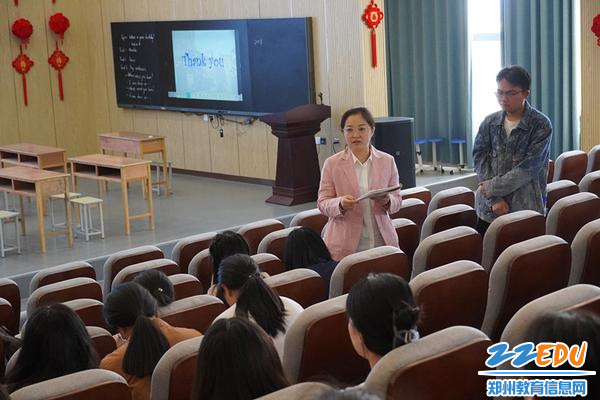 4闫惠老师在点评汇报课课例