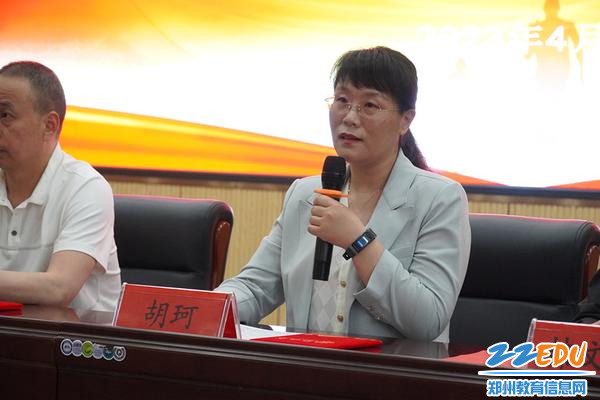 8郑州群英中学副校长胡珂在结业典礼上致辞