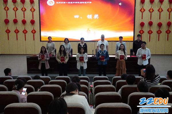 7结业典礼上对优秀学员进行颁奖