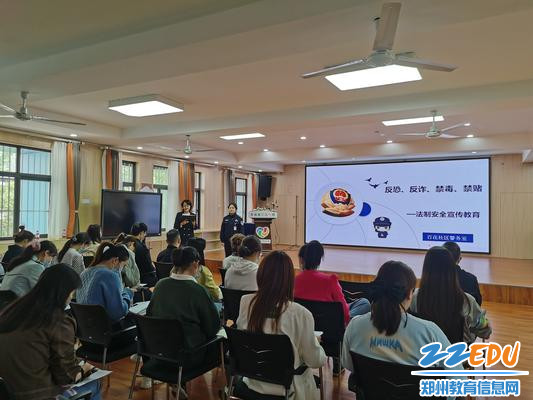 2教师们认真学习