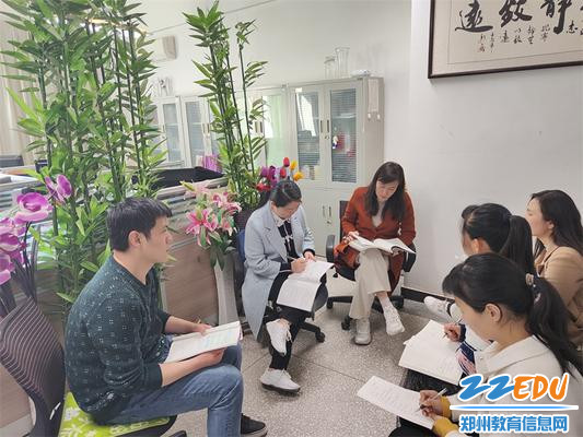 政治学科组成员日常听评课