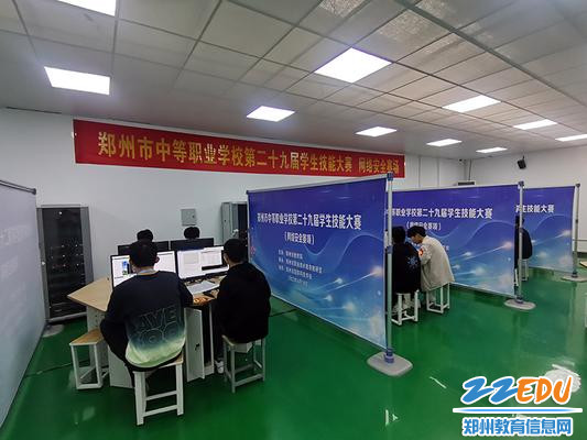 网络安全赛场上各位参赛选手认真比赛 网络安全赛场上各位参赛选手认真比赛