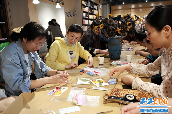 老师们制作、互赠书签 老师们制作、互赠书签