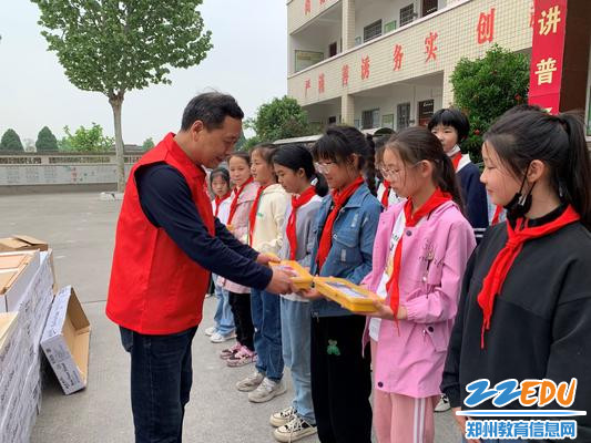 郑州市盲聋哑学校孙建伟主席为学生送上绘画工具