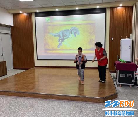 恐龙世界活动课上学生模仿恐龙姿态