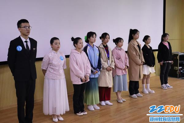 5导游讲解选手听取评委点评