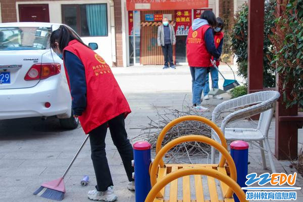 6在社区进行环境保护活动