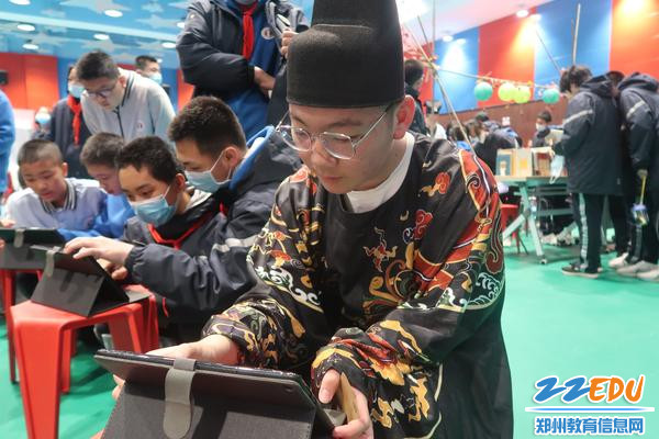 借助智慧课堂平板参与活动