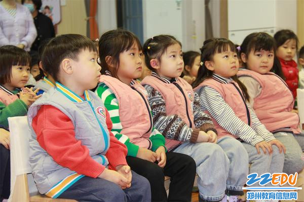 3孩子们认真聆听，沉浸在故事的世界