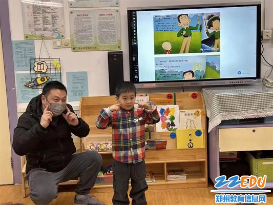 2“大头儿子小头爸爸，一起来表演，快乐你我他！”