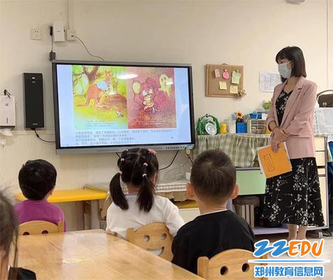 5小朋友们听得津津有味