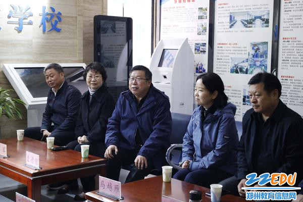 郑州市科技工业学校校长支德银（中）讲话