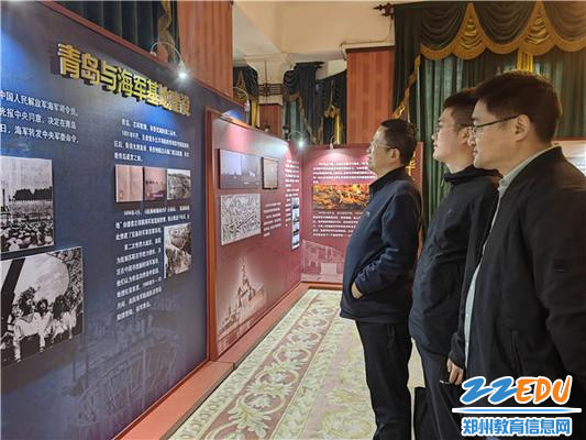 6参观海军专题展览