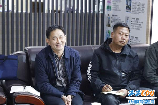 卢氏县中等专业学校校长张成群（左）讲话