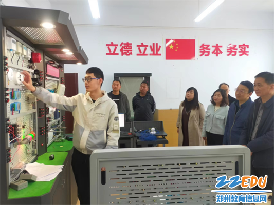 4 参观物联网综合实训室