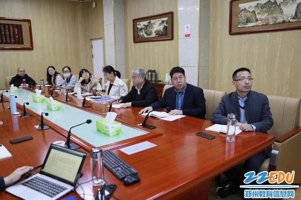 语文组教师认真听讲座