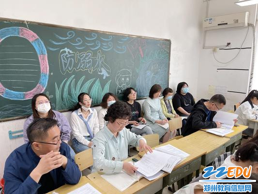 学校评委认真听课1