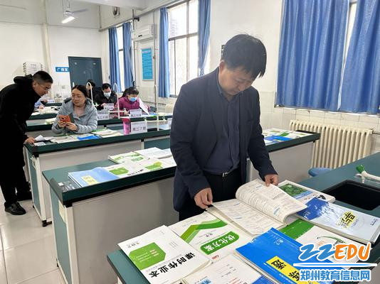 张新慧书记仔细翻阅学生作业