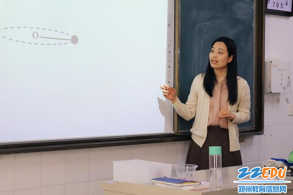 课堂上神采飞扬的张茵老师