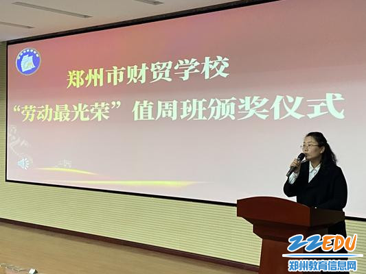 3.班主任谢希娜老师鼓励学生热爱劳动