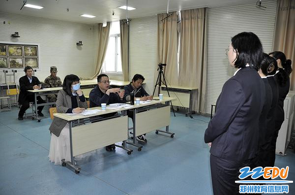 评委组对参赛团队进行赛后点评