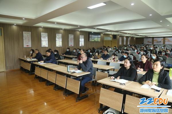 教师专业发展共同体全体成员认真聆听