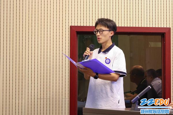 3.2117班学生田浩琪代表2021级实习学生表态发言jpg
