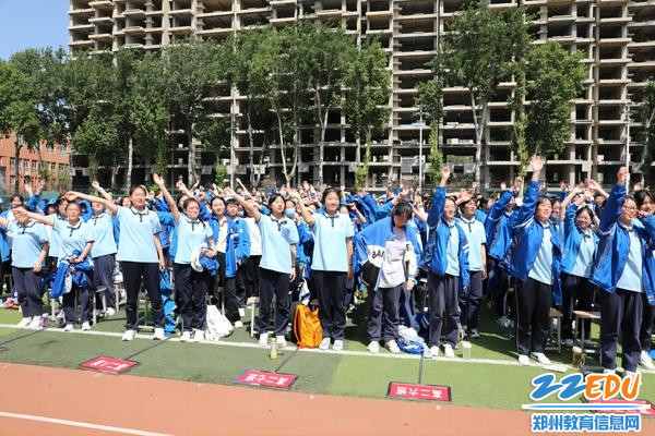 同学们激情四溢，起立共舞