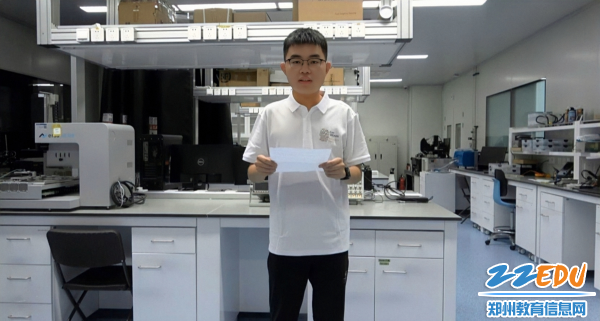 就读于西湖大学的老团员代表陈锦波通过视频寄语新团员_副本
