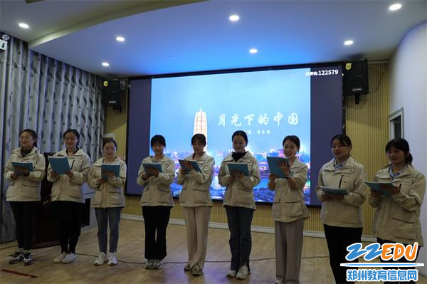 6音乐组老师精彩表演《月光下的中国》
