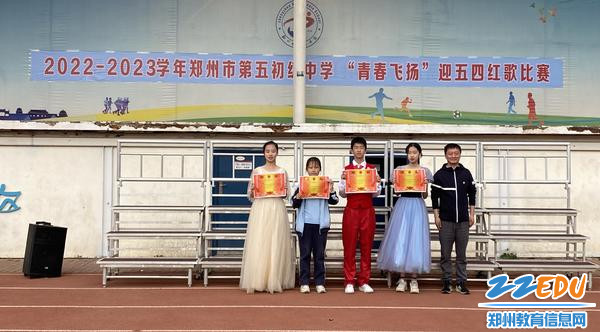 3.副校长闪亮为一等奖班级颁发奖状