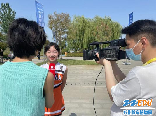 4郑州市第十四高级中学刘忆欣同学接受郑州都市频道的采访