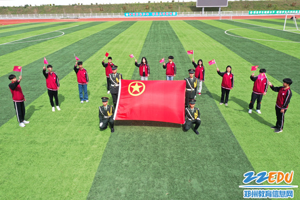 让团徽在胸前闪光  让青春在头顶绽放_副本