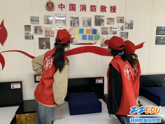 学生们到二七区消防救援大队陇海路小型站参观学习