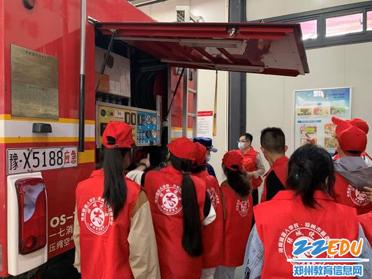学生们“零距离”学习消防车多重功能