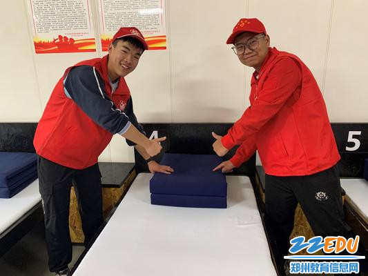 学生们近距离感受消防员生活