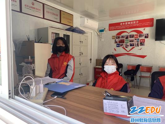 郑州八中“绿苗”志愿者在引导台服务