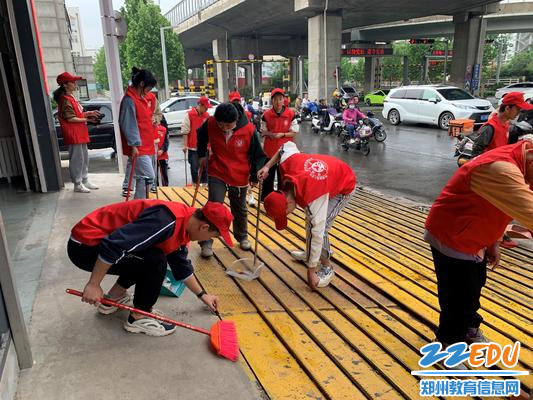 团员志愿者们打扫消防站弘扬五四精神