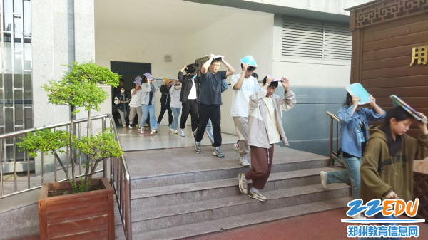 4.疏散过程中头顶课本2