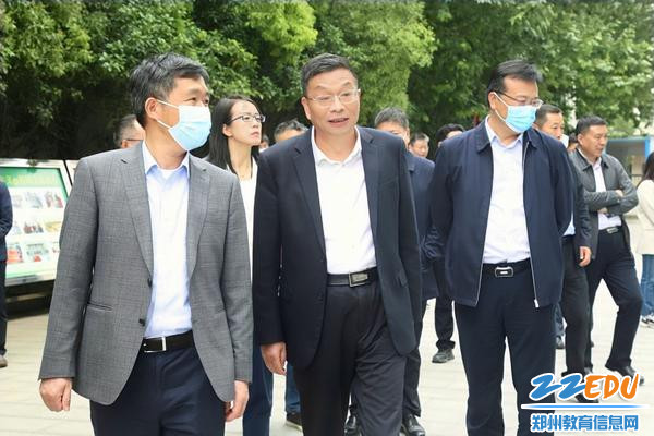 1国家疾控局传防司司长雷正龙一行实地调研郑州市第十九高级中学疫情防控情况