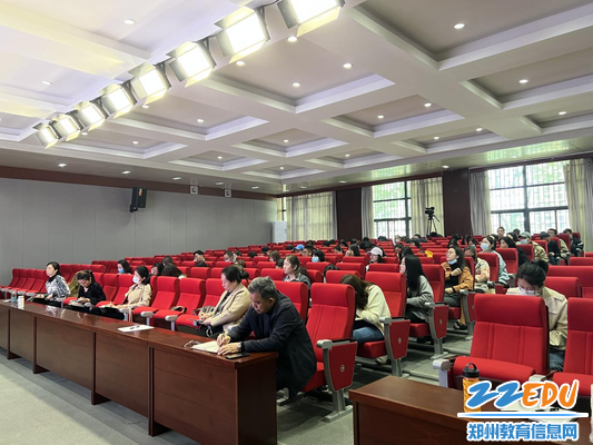 3.全体参赛教师听会