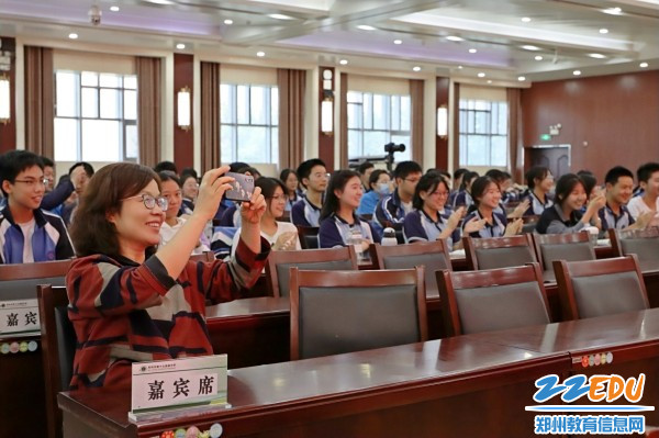 8班主任潘新宇老师到场助彩_副本