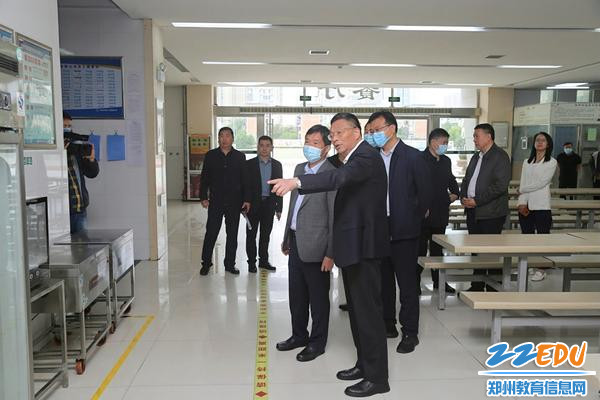 2郑州市第十九高级中学党委书记、校长梁寅峰向调研组介绍餐厅疫情防控情况