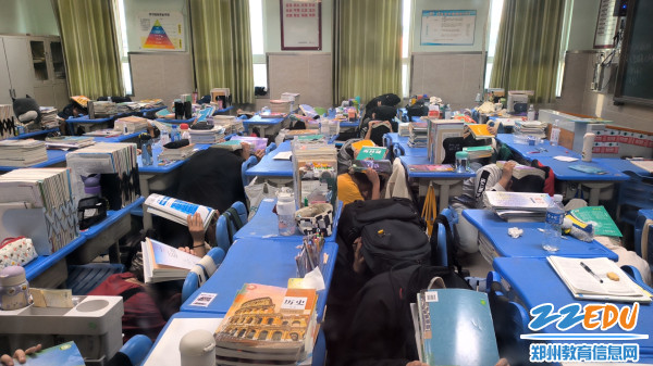 2.模拟地震来袭后迅速避险