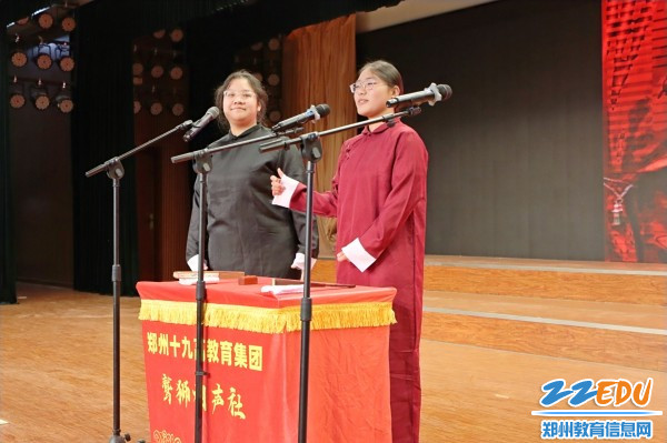 3相声《疫情生活》演出现场_副本